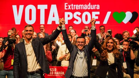 El secretario general del PSOE y presidente del Gobierno, Pedro S�nchez (i) y el candidato socialista a la Presidencia de la Junta, Miguel �ngel Gallardo (c), participan en el acto de cierre de campa�a electoral, a 19 de diciembre de 2025, en Villanueva de la Serena, Badajoz.
