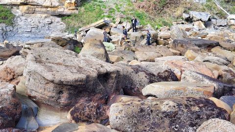 Recuperacin de piezas con galeras de invertebrados jursicos en Villaviciosa, en playa Espaa