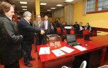 Los socios de Hosteler�a Compostela votaron en urna la petici�n de elecciones anticipadas. 