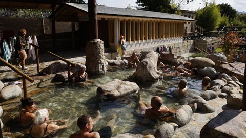 Gran afluencia en el primer día tras la reapertura de las termas de A Chavasqueira