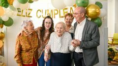 Celsa Carballude posa junto a su familia en la fiesta de cumplea�os por su siglo de vida. 