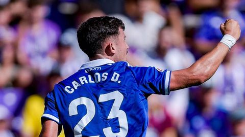 Carlos Dom�nguez celebra su rimer gol con el Oviedo.