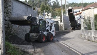 Imagen de archivo de labores de asfaltado en el rural de Pontevedra