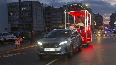 Ilusionante espera y recorrido de los Reyes por Carballo