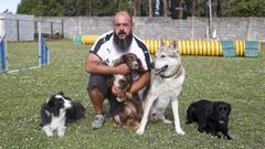 Javier S�nchez Amado con Fada, Socio, Ajax y Silva, en el recinto de Lobos de Nara�o, en Nar�n