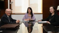 El alcalde de Vilamar�n, Amador V�zquez, durante la reuni�n en San Caetano con la conselleira y la directora territorial de Vivenda.