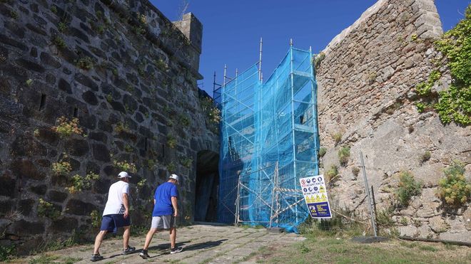 El castillo de San Felipe, en Ferrol, rodeado de andamios en una foto tomada este jueves.