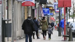 Un grupo de lucenses paseando por la avenida da Coru�a