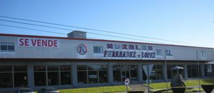 Vista de la nave de Fern�ndez y L�pez, con el cartel que anuncia la venta. 