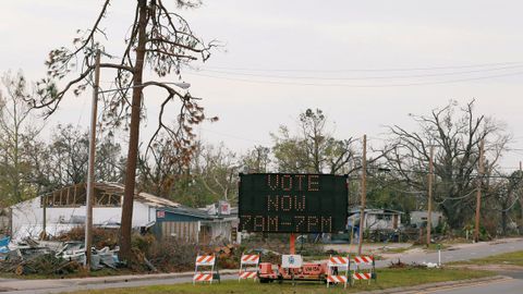 Un letrero dirige a los votantes a un nuevo centro de votacin, despues de que el huracn Michael destruyese escuelas y otros edificios utilizados como tal en el rea de Parker, en Florida