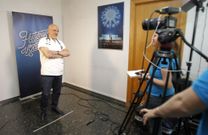 Grabaciones. El cardi�logo Alejandro Virg�s durante la grabaci�n del testimonio sobre su vocaci�n para ejercer como especialista m�dico, con fuerte influencia familiar, ayer por la ma�ana en el Hospital Cl�nico compostelano. 