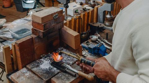 Alberto Taboada en su taller de joyer�a de Maside.