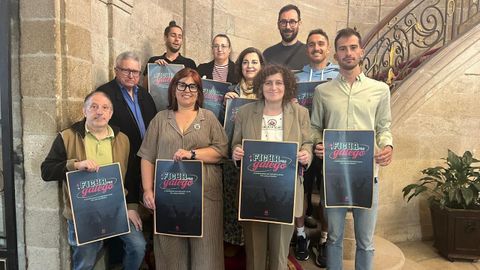 La alcaldesa y la concejala de Deportes, con miembros de entidades deportivas en la presentación de la campaña