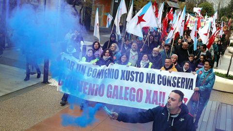 Manifestaci�n en Vilagarc�a polo convenio da conserva
