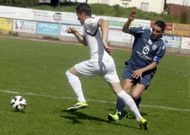 El delantero Berto se lleva la pelota en el partido disputado en San L�zaro ante el Dumbr�a. 