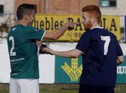 Crist�bal Juncal bromea con un jugador del Marino, durante el partido de ayer en Luanco.
