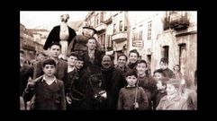 Entre os documentos hist�ricos sobre o carnaval monfortino reunidos por Felipe Aira figura esta imaxe, tomada nunha data indeterminada entre os anos 40 e 50. Na foto aparecen dous compadres de entroido na r�a Cardeal. No centro da foto, � dereita do asno, est� un popular repartidor de carb�n co�ecido por Cosco