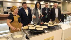 Carme Mella (en la foto, primera a la izquierda) se encarg� de elaborar en El Corte Ingl�s de Santiago las filloas tradicionales de Lestedo en la apertura de las degustaciones gratuitas que celebra la cafeter�a y restaurante de la superficie comercial hasta el d�a 22.