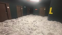 Imagen de una zona con s�banas en el suelo debido a la acumulaci�n de agua.