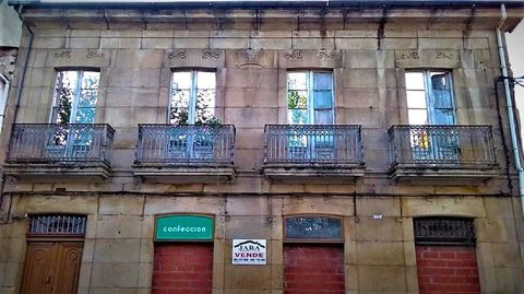 Fachada de la casa construida en la calle de A Coru�a por el m�dico Eustaquio Beloso
