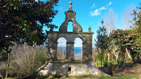 Construccin en el jardn de la Fonte Baixa, en Luarca