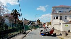 El coche volc� y golpe� la farola, a la altura del n�mero 8 de la calle Hortel�