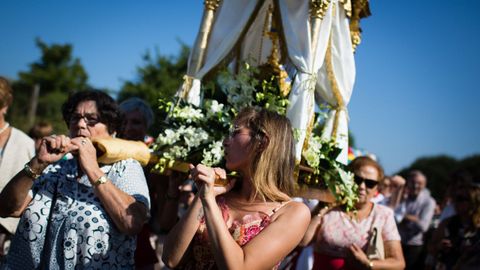 ROMER�A DA VIRXE DO CRISTAL.En procesi�n se regresa al santuario do Cristal por las pistas de la parcelaria.