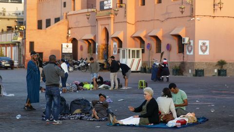 Varias personas descansando en medio de una calle de Marrakech