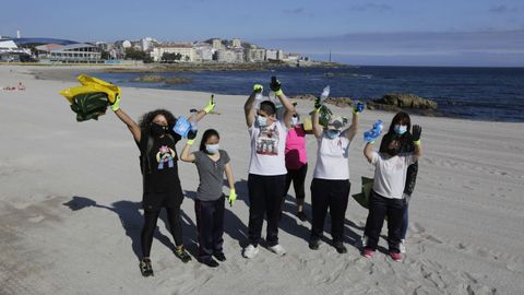 El equipo verde de Aspronaga, esta ma�ana limpiando la playa de Riazor