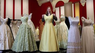  Apartado dedicado a los vestidos de noche de la reina Isabel II