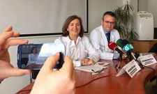 Los doctores Marisa Crespo y Jos� Cuenca, durante la presentaci�n del simposio-celebraci�n. 