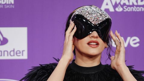 El elemento más llamativo del estilismo escogido es un antifaz negro cuajado de piedras.