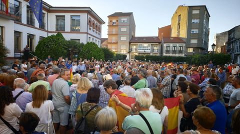 Los participantes en la protesta se concentraron a las ocho de la tarde junto a la puerta lateral del Ayuntamiento de Monforte