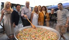 En la Falperra se reparti� paella gratis y actu� La Gramola. 