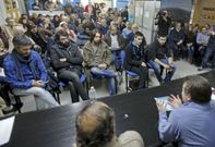 La sala de junta de Castelao estaba llena al iniciarse la asamblea y remat� totalmente abarrotada. 
