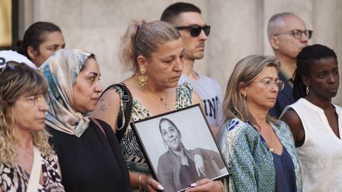 Familiares, vecinos y amigos en el minuto de silencio por las dos vctimas mortales en el tiroteo de Gerona