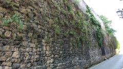 Estado actual de lo que queda de la muralla medieval de Oviedo en la calle Para�so, un tramo que coincide en su trazado original con la ampliaci�n posterior