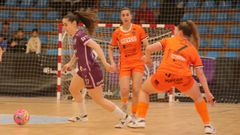 Carla Ayenda conduce el bal�n ante la mirada de Lara y Laura Barranco.