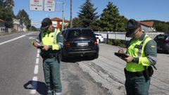 Dos guardias civiles, en una campa�a de la DGT de control de velocidad.