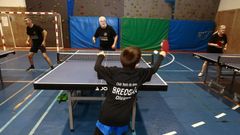 Uno de los jugadores m�s j�venes, Iker Machado, peloteando con un veterano, Juan Carlos Garc�a.
