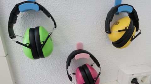 Cascos antirruido. Est�n a disposici�n de los escolares para ambientes ruidosos; por ejemplo, cuando algunos est�n haciendo un examen mientras en la aula que hay al lado otros tocan la flauta en clase de M�sica