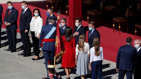 Los reyes y sus hijas, saludando a los presidentes auton�micos, entre ellos Feijoo.