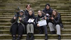 Alumnos del equipo del documental �Xogamos todas�, que preparan en el CIFP A Farixa