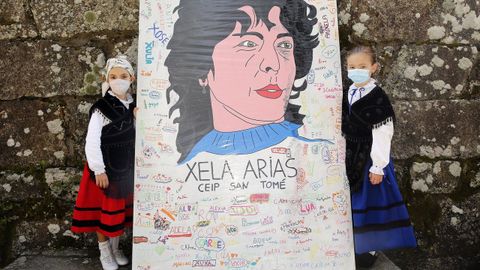 D�as cativas posan cun cartel da poetisa Xela Arias homenaxeada o D�a das Letras Galegas en Cambados.