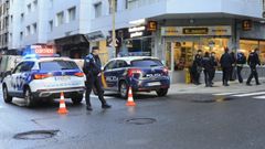 Agentes de las polic�as Local y Nacional, durante la investigaci�n del crimen de Santiago de Chile