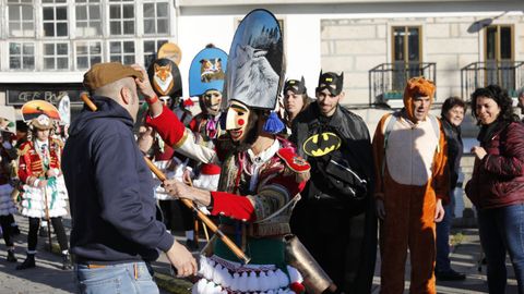 Os felos percorren Maceda.A comitiva co personaxe do entroido tradicional estn a percorrer os pobos do municipio e a Serra de San Mamede