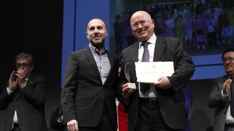 El presidente de Ledicia Cativa, Jos� Manuel Borrajo, recibi� la distinci�n de manos del alcalde de Ourense, Gonzalo P�rez J�come.