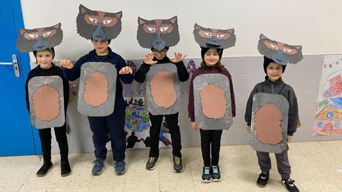 Un grupo de alumnos caracterizados como lobos