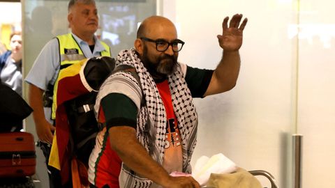 Sergio Toribio, activista de la Flotilla de la Libertad, llega al aeropuerto de Barcelona
