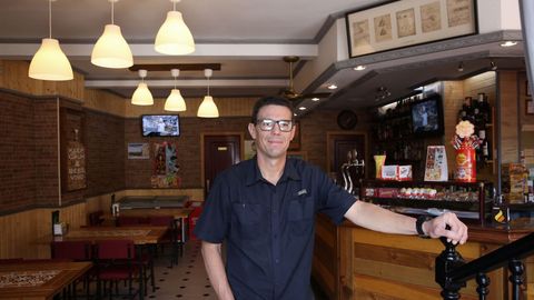 Miguel Ángel González llegó en el 2016 y reabrió un bar, ya popular por sus arepas